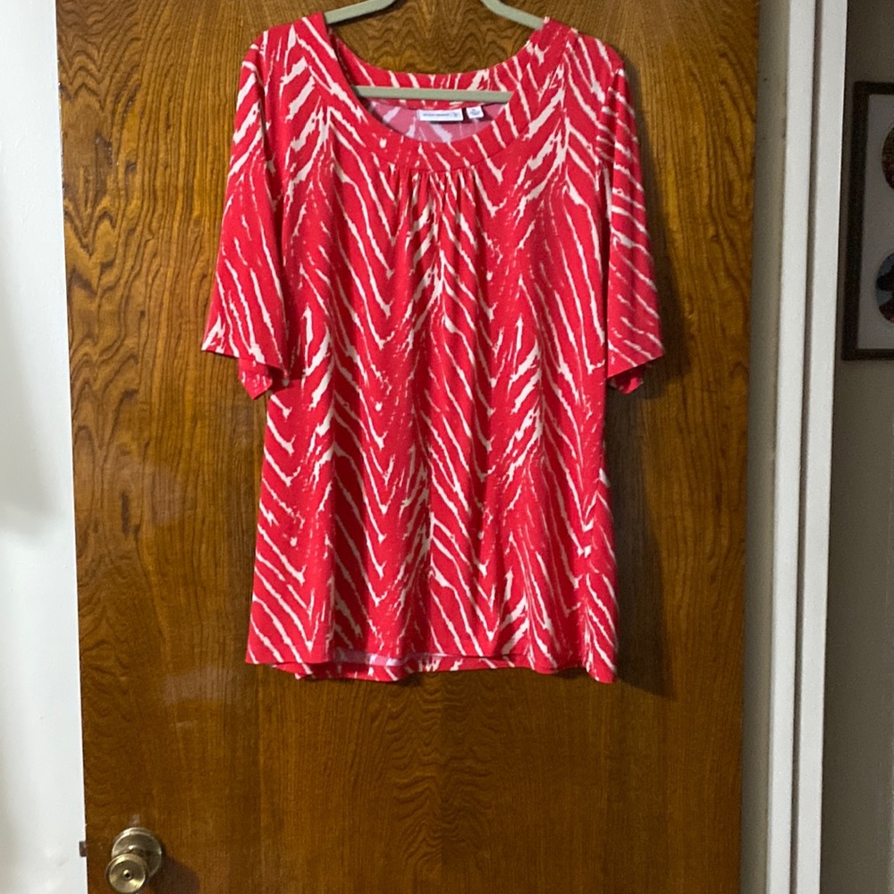 COPY - Susan Graver - Top with animal print, size Xl . Color white and orange.